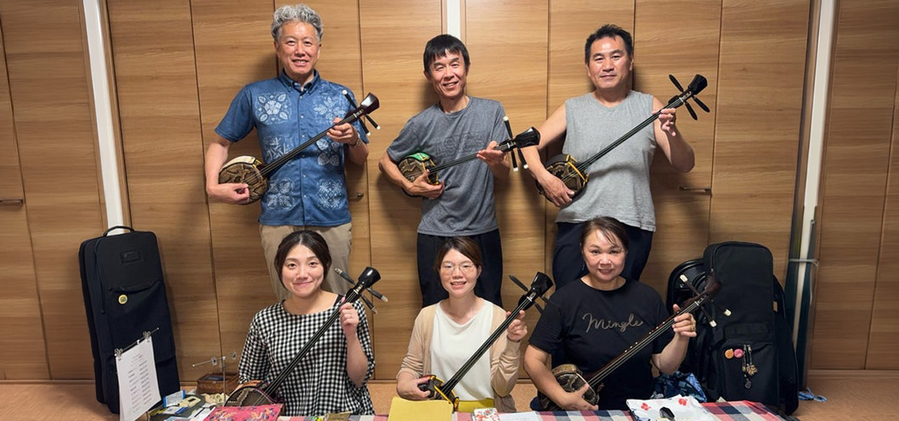 三線を持つ山本恭照三線研究所の生徒さんたち